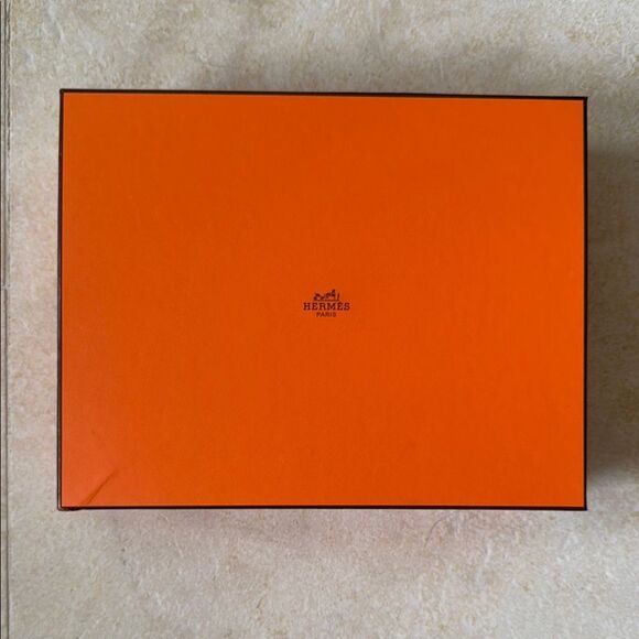 AUTHENTIC Hermès Orange Box 11 x 9 x 3 h “ Gift Box Small Dent - Picture 1 of 4